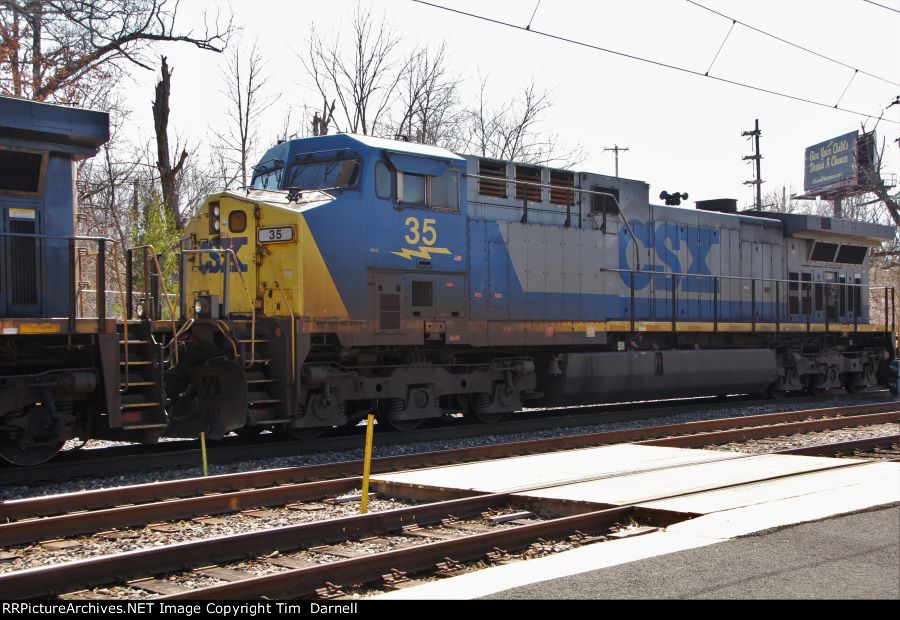 CSX 35 on Q300